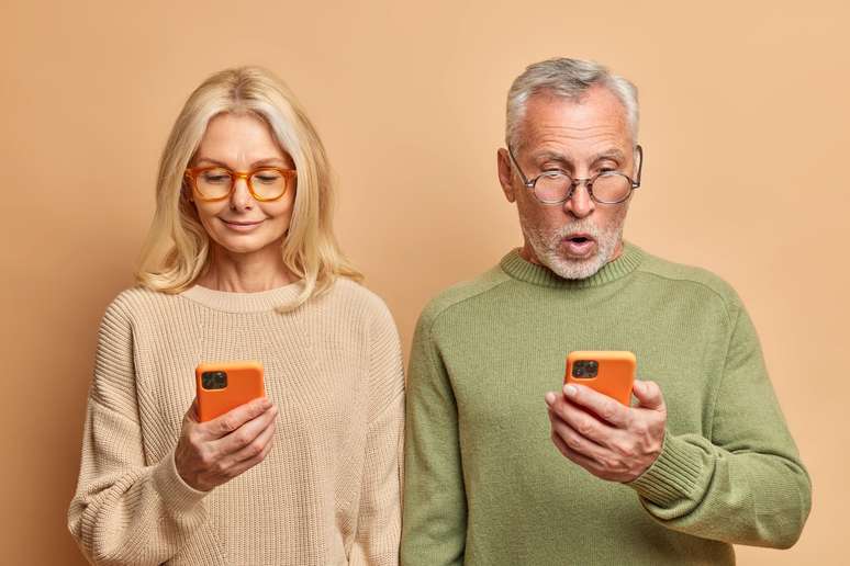 Pesquisa revela que baby boomers abririam menos mão do celular do que Geração Z