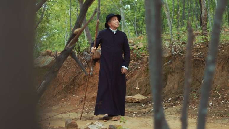 A dramatiza&ccedil;&atilde;o na s&eacute;rie 'C&iacute;cero' destaca a rela&ccedil;&atilde;o do padre com o meio ambiente e a pol&iacute;tica