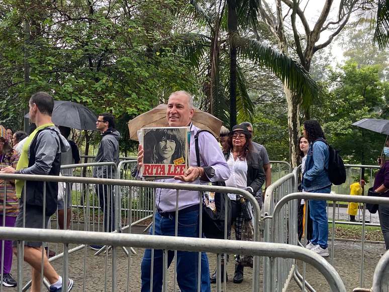 Fã leva disco de Rita Lee para velório da cantora