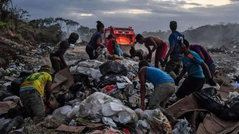 Perto da fronteira da Venezuela com o Brasil, muitos grupos de venezuelanos podem ser visto procurando alimentos ou produtos recicl&aacute;veis no lixo