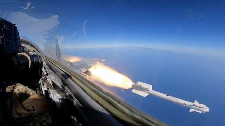 Os mísseis russos podem voar muito mais longe do que os usados por pilotos ucranianos