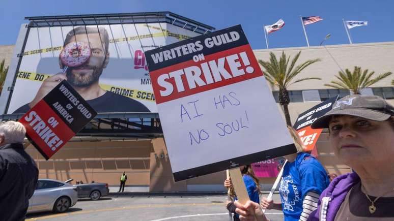 Cartaz na greve dos roteiristas de Hollywood diz: "A inteligência artificial não tem alma"
