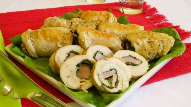 O peito de frango recheado com presunto e escarola &eacute; uma das receitas que rendem para o almo&ccedil;o