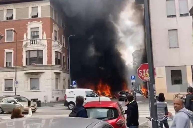 O incêndio começou no motor de um veículo utilitário que transportava cilindros de oxigênio estacionado no centro de Milão Crédito