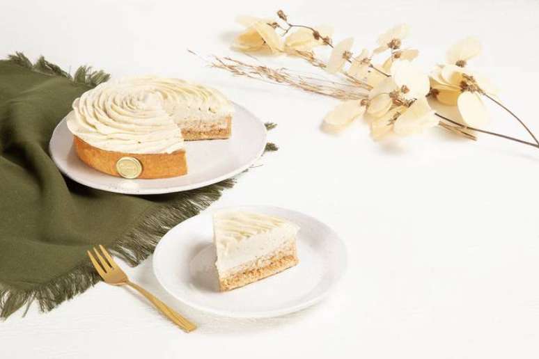 Simplesmente vanilla, uma torta amanteigada em formato de rosa, cuja massa de farinha de amêndoas recebe praliné abaunilhado