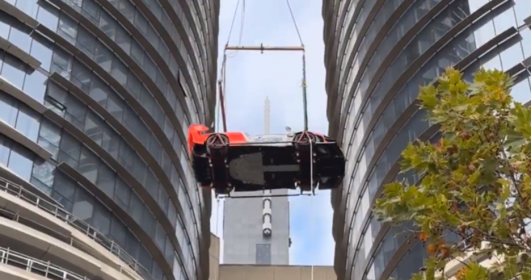 Australiano usa guindaste para levar um McLaren Senna até  sua cobertura no 57° andar; vídeo