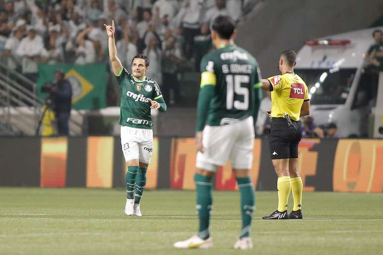 Palmeiras faz 3 a 0 no Inter e dorme líder do Brasileirão