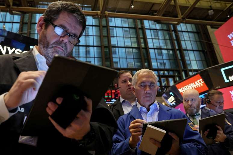 Traders trade on the New York Stock Exchange 02/17/2023 REUTERS/Brendan McDermid