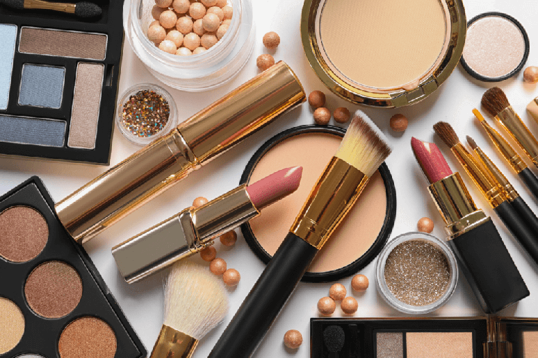 Cuidado ao manipular a maquiagem pode ajudar a evitar contato com bact&eacute;rias 