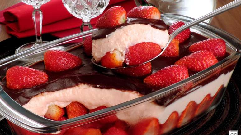 Bombom de morango na travessa