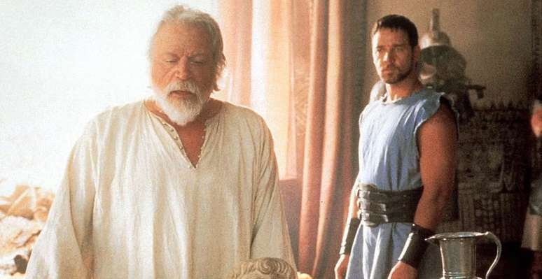 Oliver Reed e Russell Crowe em Gladiador (2000)