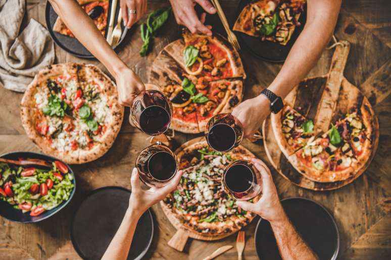 A pizza costuma harmonizar muito bem com vinho tinto suave 