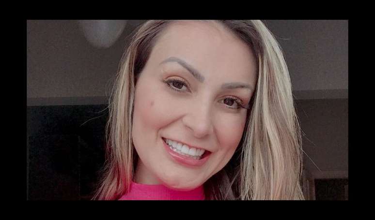 Andressa Urach anunciou que voltou a frequentar a igreja.