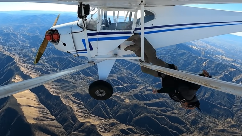 Jacob saltando do avião antes do acidente