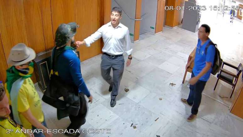GSI official talks with coup plotters on the third floor of Planalto on January 8