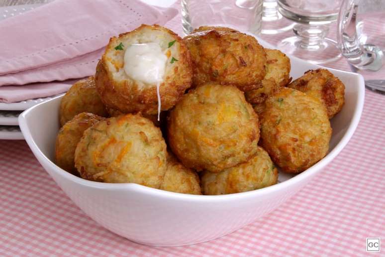 Bolinho de arroz com legumes e queijo