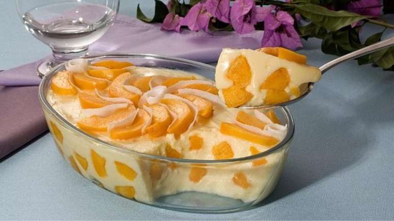 Gelado de p&ecirc;ssego na travessa