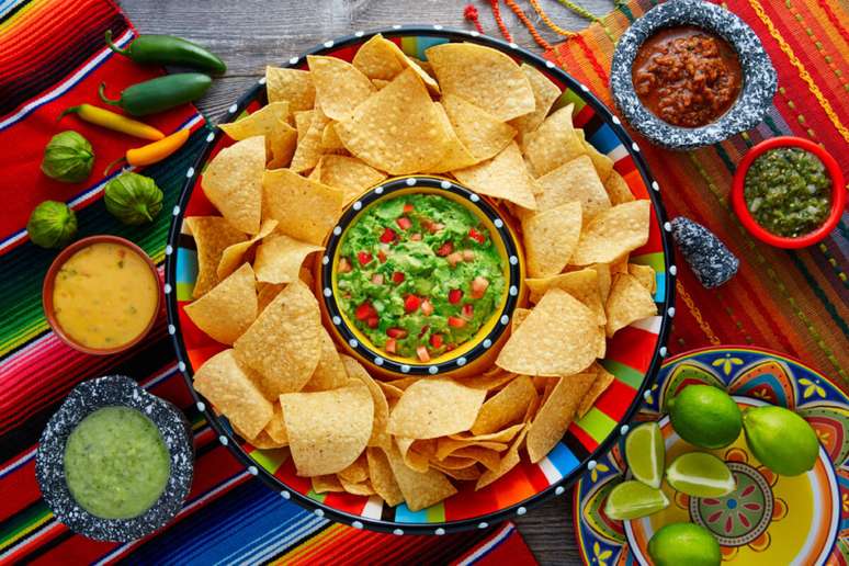 Prato com guacamole e tortillas para os filhos na cozinha