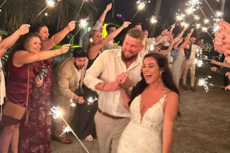 Samantha e Aric haviam se casado cerca de 3 horas antes do acidente fatal