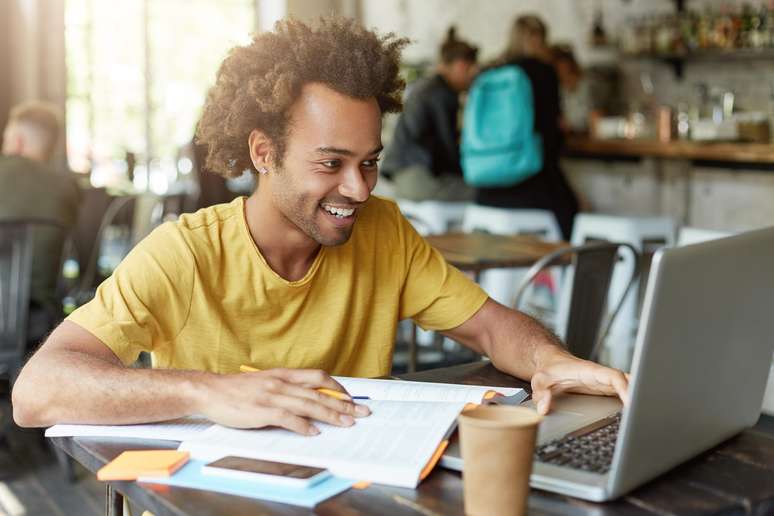 Recém formado preenchendo vagas de emprego on-line.