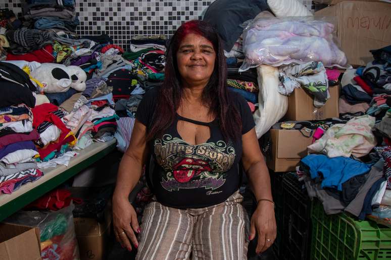 Além do trabalho voluntário no clube, Graça vende roupas na garagem de casa 