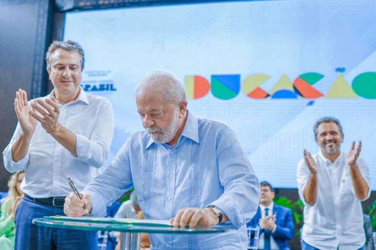 Em Fortaleza, o presidente Lula assinou programa que amplia número de vagas no ensino integral