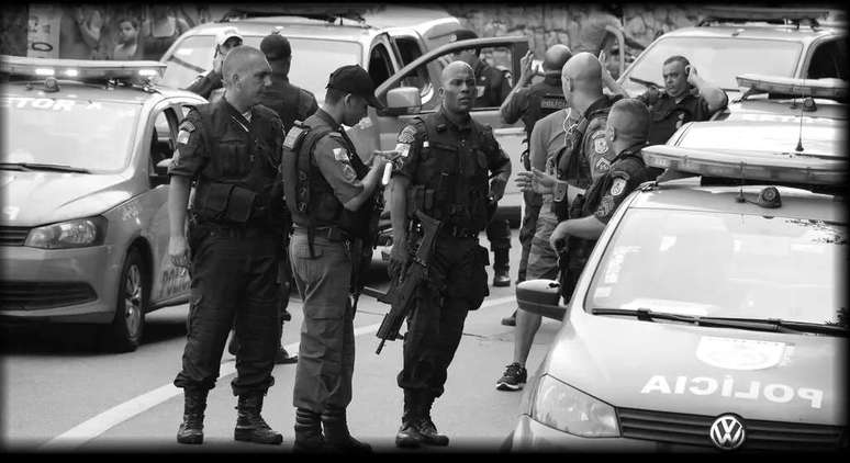 The documentary doesn't hold back and talks about police corruption (Image: Playback/Globofilmes) The documentary doesn't hold back and talks about police corruption (Image: Playback/Globofilmes)