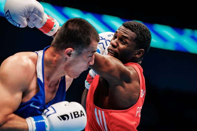 Wanderley Pereira loses to Cuban and wins the silver medal at the boxing world championship