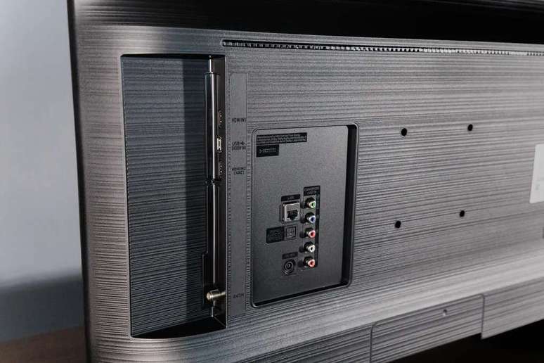 Samsung 32T4300 Connections.  (Image: Ivo Meneghel/Canaltech)