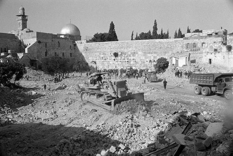 Depois de capturar a cidade velha de Jerusalém na Guerra dos Seis Dias, em 1967, as autoridades israelenses demoliram casas voltadas para o Muro das Lamentações para criar uma praça.