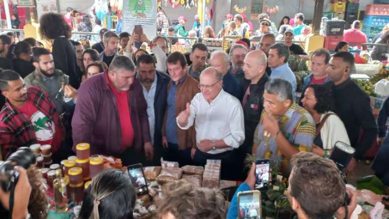 O vice-presidente Geraldo Alckmin visita feira do MST, em São Paulo, neste sábado, 13