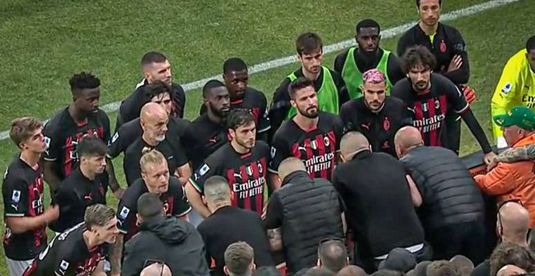 Jogadores do Milan conversam com torcida após perder para o Spezia no Campeonato Italiano - 13/05/2023