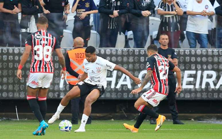 SÃO PAULO: SOBE – Gabriel Neves: O meia foi o grande destaque do Tricolor na partida, dominando as ações no meio-campo. / DESCE – Efetividade: O São Paulo foi superior ao rival durante os 90 minutos, mas perdeu a oportunidade de vencer pela primeira vez na Neo Química Arena.