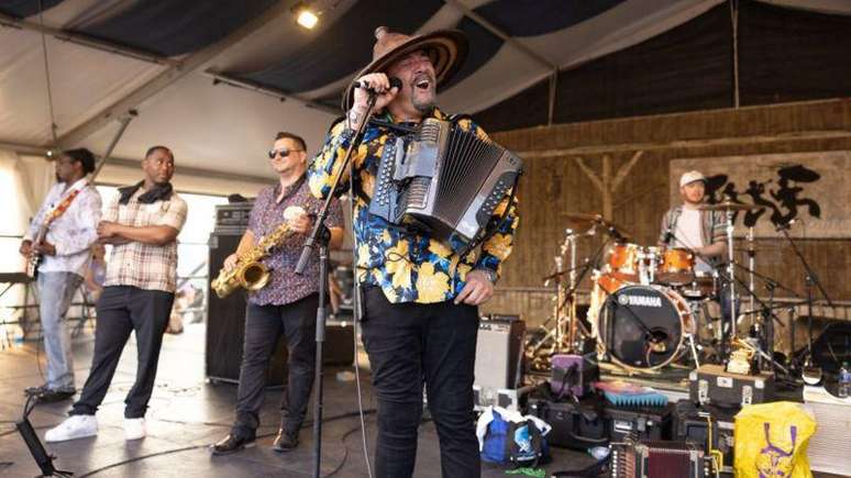 A música zydeco é tradicionalmente cantada em inglês, francês de Louisiana e kouri-vini