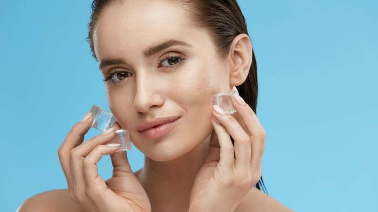 O skin-icing usa o gelo na pele para diminuir o inchado do rosto -