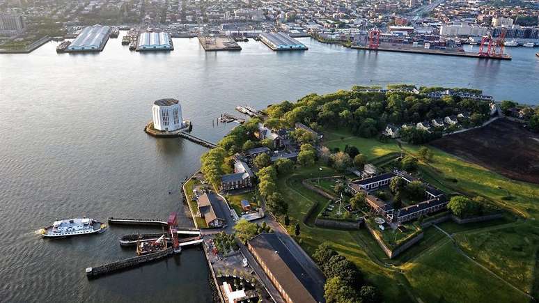 Desde colonização holandesa até se tornar área de recreação urbana, Governors Island, em Nova York (EUA), desempenhou diferentes funções/ hoje, ilha é pioneira da sustentabilidade