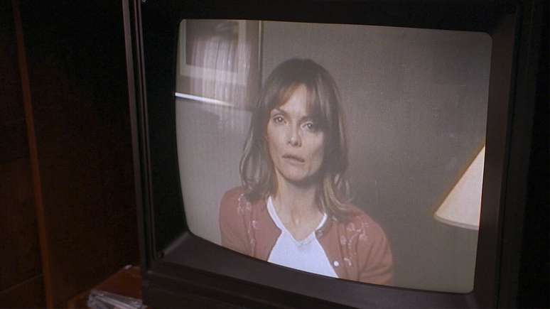 Beth vai &agrave; TV pedir que seu filho seja encontrado.