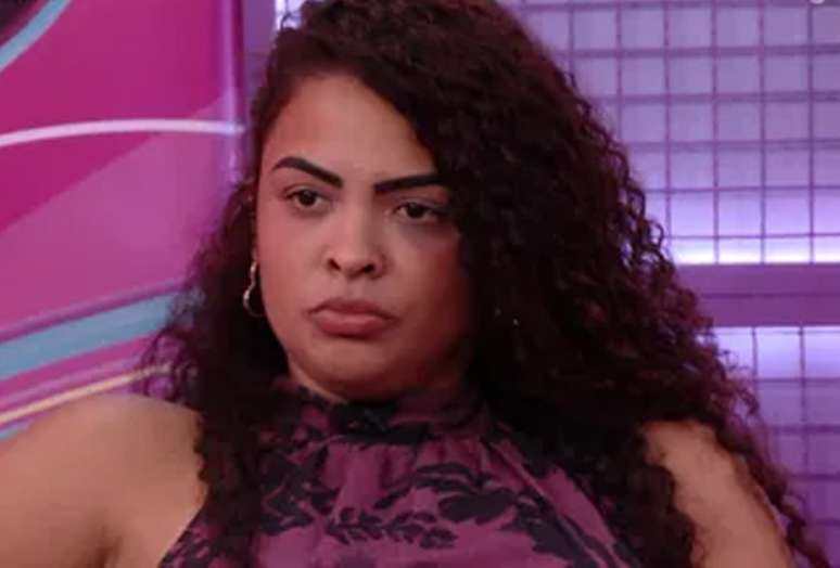 After harsh criticism, ex-BBB Paula undergoes series of surgeries and comes out in tears