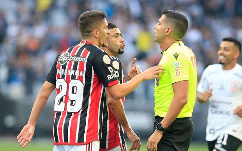 Zagueiro revelado pelo Corinthians batê pênalti ousado e define título do  Zenit; veja vídeo