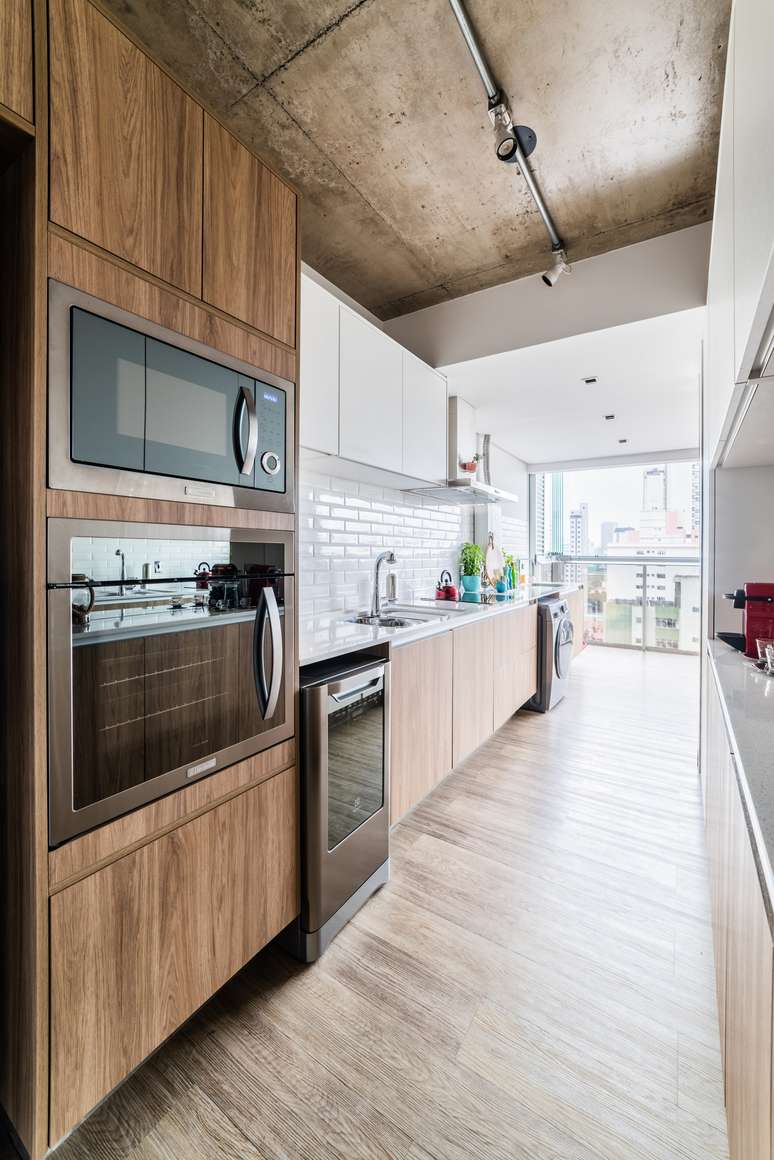 In this kitchen, the oven and microwave have been integrated into the joinery, leaving more room in the hallway kitchen.  72m² project by Studio Guadix.