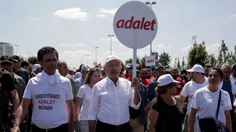 Segurando uma placa dizendo "Justi&ccedil;a" em turco, Kemal Kilicdaroglu reuniu oposi&ccedil;&atilde;o contra o presidente