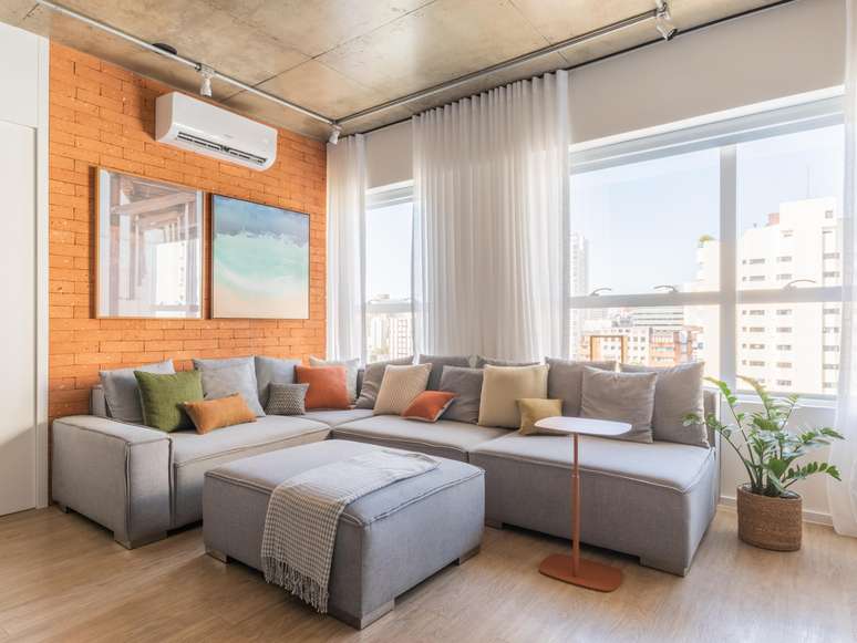 In this living room, the brick clad wall has offered breadth by playing with textures.  72m² project by Studio Guadix.