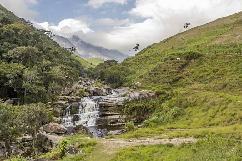 De &aacute;gua g&eacute;lida, a Cachoeira dos Frades &eacute; uma op&ccedil;&atilde;o de parada no caminho entre Teres&oacute;polis e Nova Friburgo