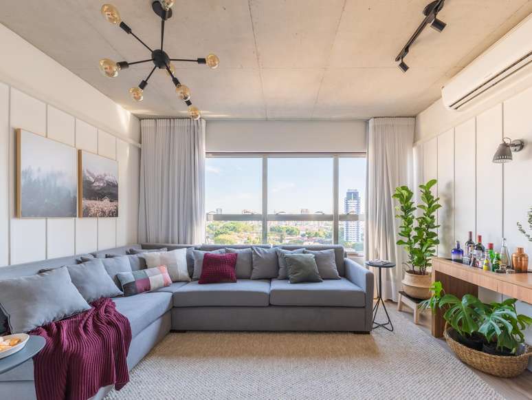 Here the sofa fits perfectly under the window, allowing free circulation of natural light and ventilation.  Project: Studio Guadix