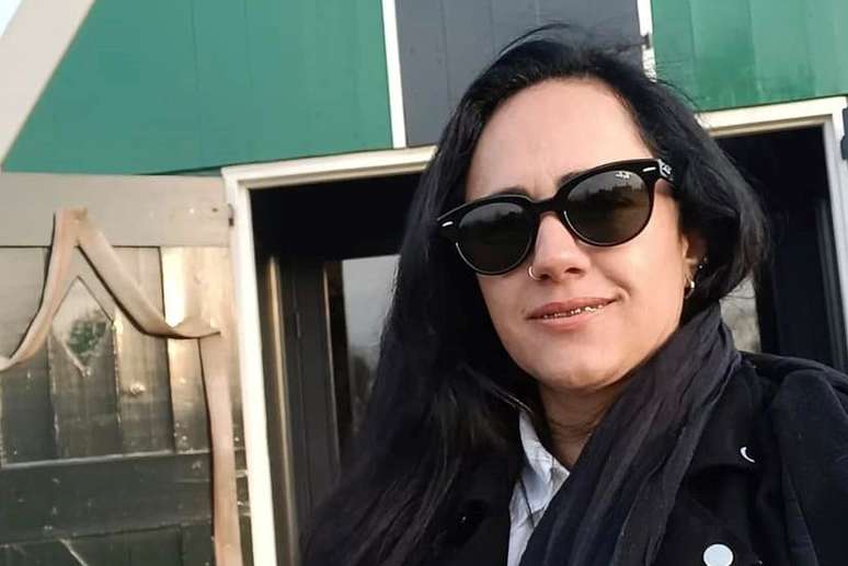 Membros do Amis du Br&eacute;sil espalharam cartazes com a foto de Fernanda em pontos estrat&eacute;gicos de Paris