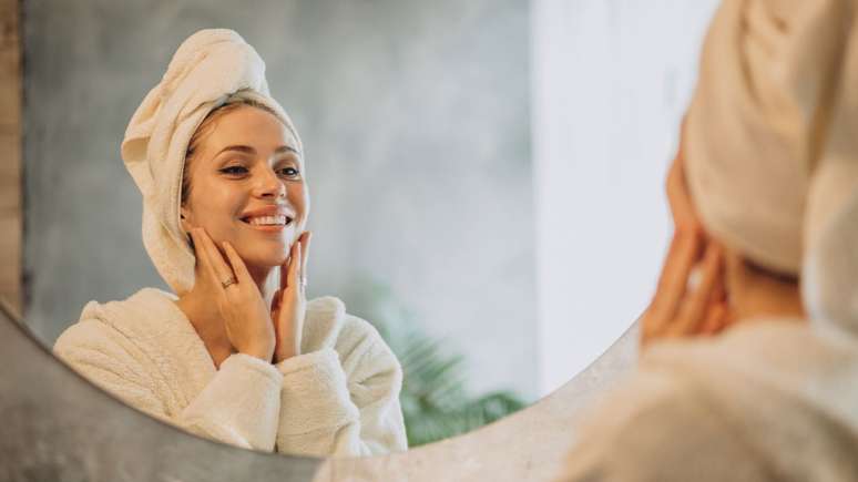 Modelo revela 3 dicas para um skincare funcional sem gastar muito