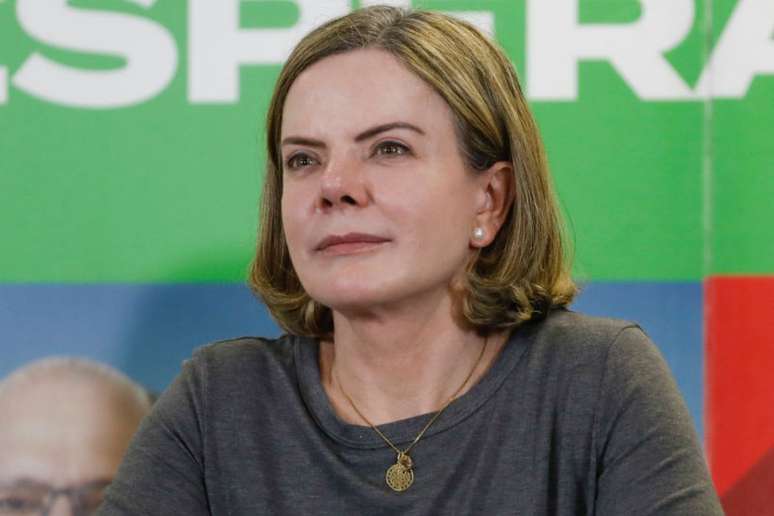 A presidente do PT e deputado pelo Paraná, Gleisi Hoffmann, disse que Michelle Bolsonaro faz o papel de "santa do pau oco" Crédito