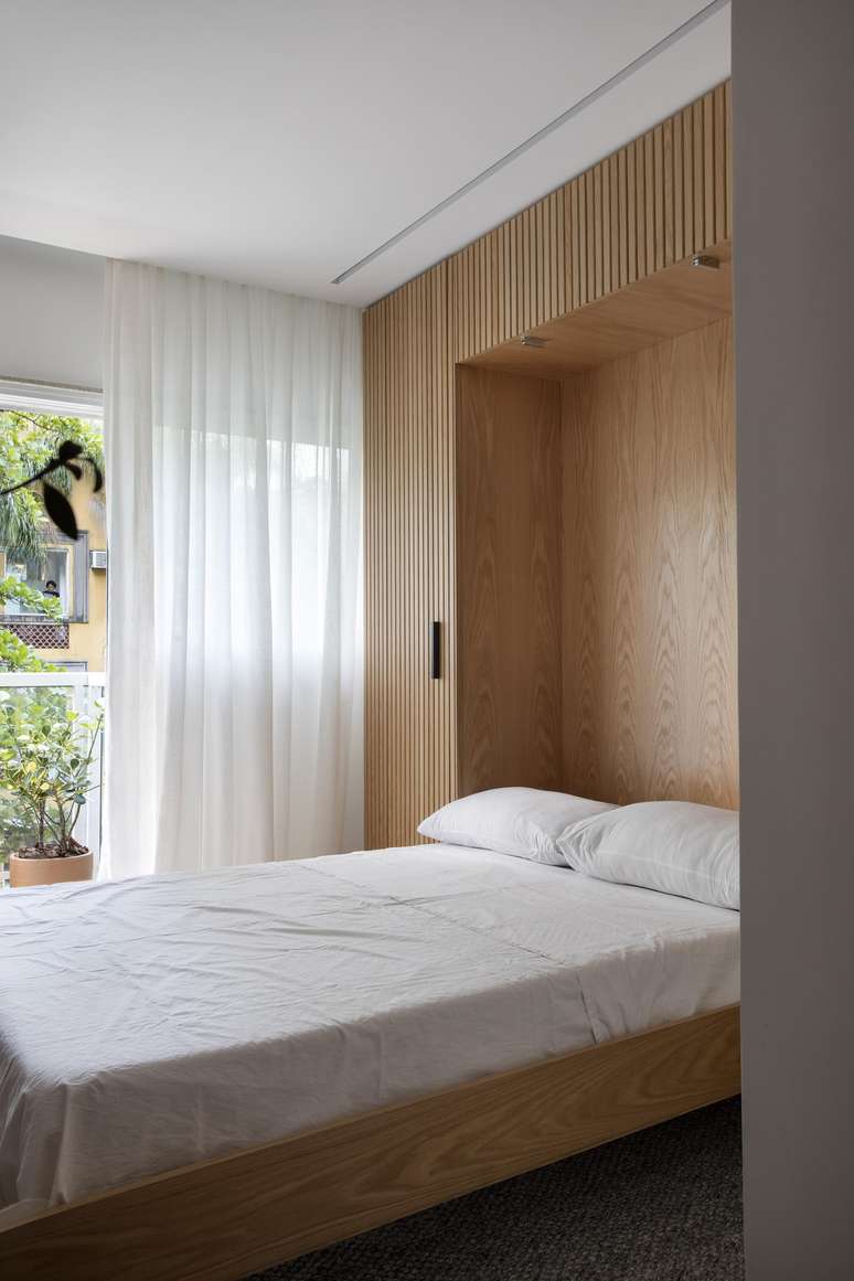 Project by Maia Romeiro Arquitetura with a bed that 'hides' in the wall.