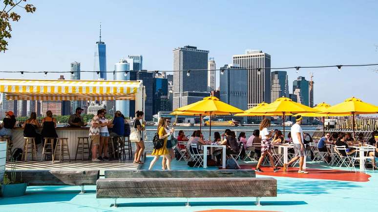 Elegante restaurante de frutos do mar, ciclovias, bosques e jardins aguardam visitantes em Governors Island