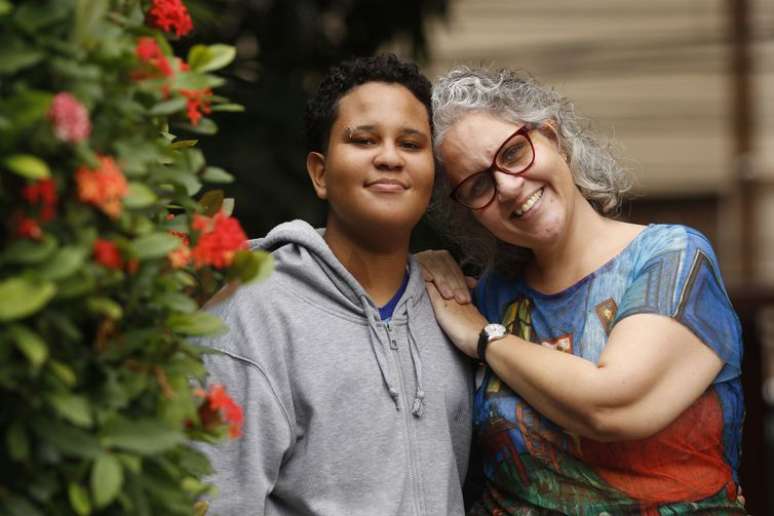 A professora Maria Cecíclia Castro, coordenadora do Mães pela Diversidade no Rio de Janeiro, com o filho Caio, de 13 anos